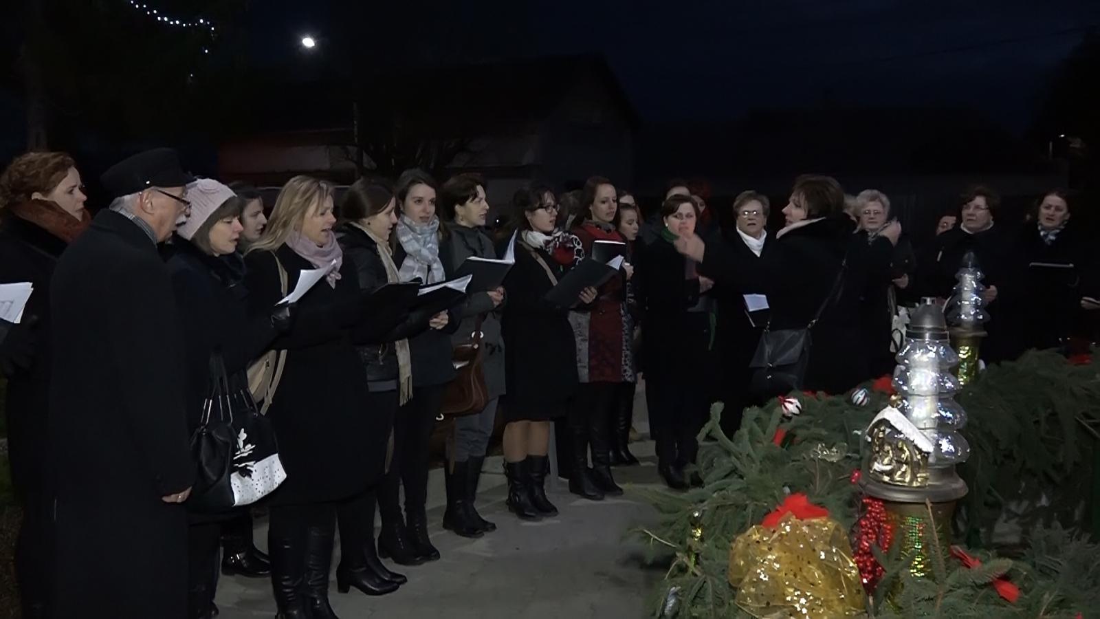 Fotogaléria Slávnostné rozsvietenie 1. adventnej sviečky / Az 1. adventi gyertya ünnepélyes meggyújtása (13) Slávnostné rozsvietenie 1. adventnej sviečky / Az 1. adventi gyertya ünnepélyes meggyújtása