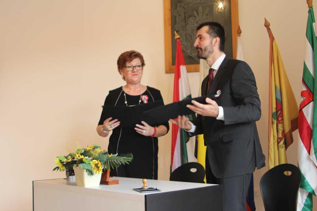 Fotogaléria 2017.3.14. Testvértelepülési együttműködési nyilatkozat ünnepélyes aláírása Vál - Farnad (30) 2017.3.14. Testvértelepülési együttműködési nyilatkozat ünnepélyes aláírása Vál - Farnad