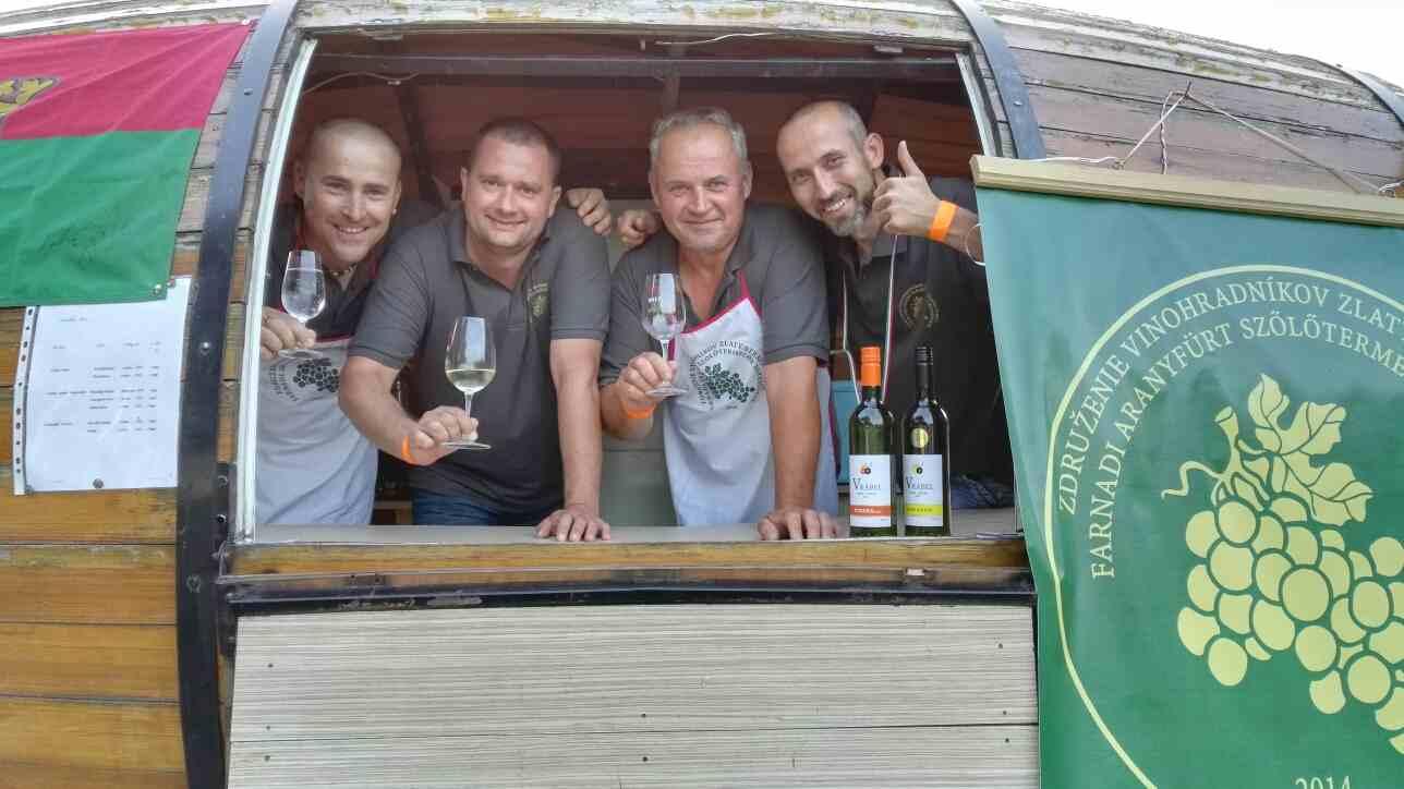 Fotogaléria Združenie vinohradníkov Zlatý Strapec – Aranyfürt bortermelők egyesülete – látogatás Tokodon (13) Združenie vinohradníkov Zlatý Strapec – Aranyfürt bortermelők egyesülete – látogatás Tokodon
