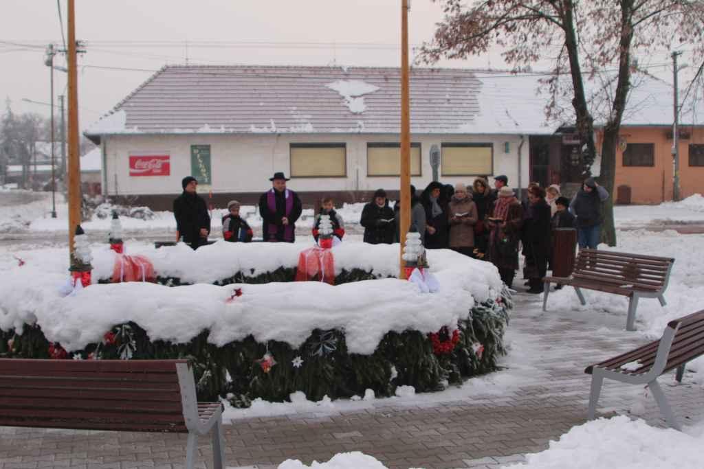 Fotogaléria Slávnostné rozsvietenie 1. adventnej sviečky 3.12.2017 / Az 1. adventi gyertya ünnepélyes meggyújtása 2017.12.3. (15) Slávnostné rozsvietenie 1. adventnej sviečky 3.12.2017 / Az 1. adventi gyertya ünnepélyes meggyújtása 2017.12.3.