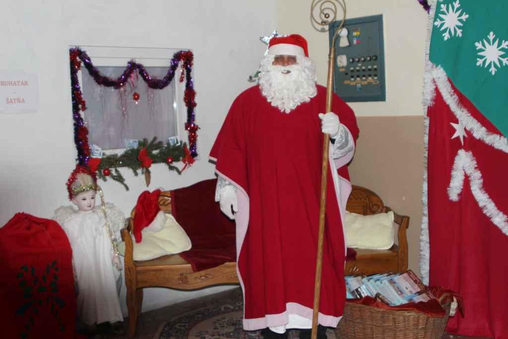 Fotogaléria Mikulás műsor a MTNY Alapiskola tanulóinak és az óvodás gyermekeknek 2017.12.6. (40) Mikulás műsor a MTNY Alapiskola tanulóinak és az óvodás gyermekeknek 2017.12.6.